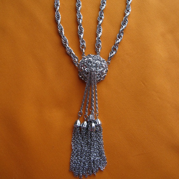 Hot vintage inspired silver- tone tassel necklace - Picture 6 of 6
